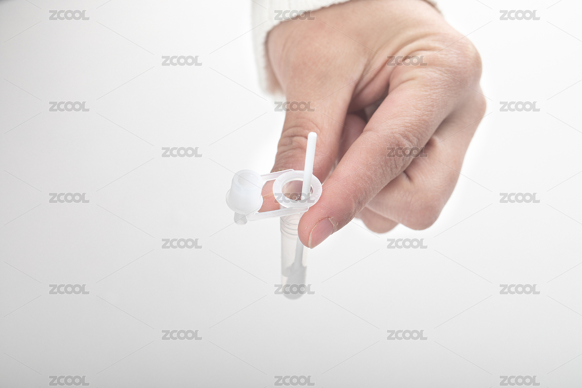 手拿著裝著鼻咽拭子的洗脫管中采樣（主預(yù)覽-2376812） - 未分類 - 站酷設(shè)計(jì)師丫姐原創(chuàng)素材 - 站酷ZCOOL