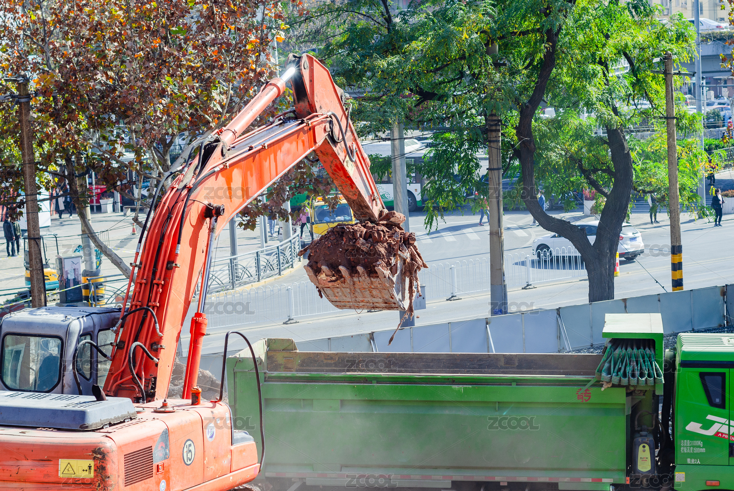 工地施工现场，挖掘机正在往卡车装土