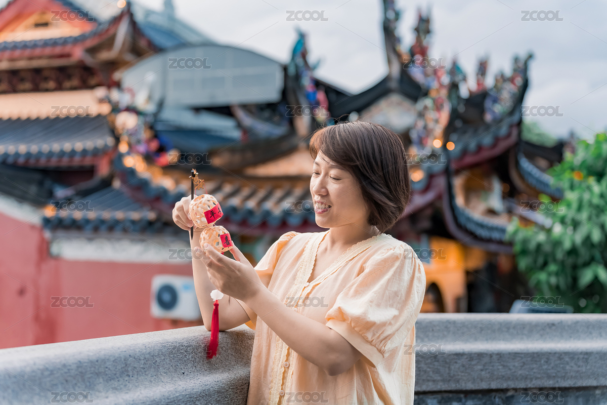 女子手持燈籠站在古建筑旁（主預(yù)覽-9387599） - 未分類 - 站酷設(shè)計師wscwch原創(chuàng)素材 - 站酷ZCOOL