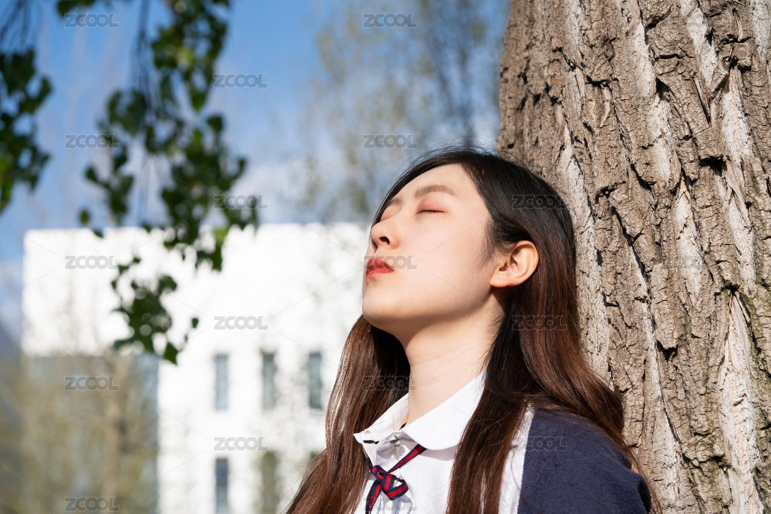 学校校园内一个青春活力少女美女正在当人像摄影模特