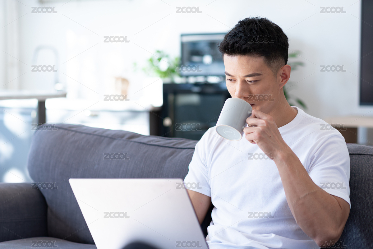 男子在家用筆記本電腦視頻休閑辦公（主預(yù)覽-6530792） - 未分類 - 站酷設(shè)計師zhululu942原創(chuàng)素材 - 站酷ZCOOL