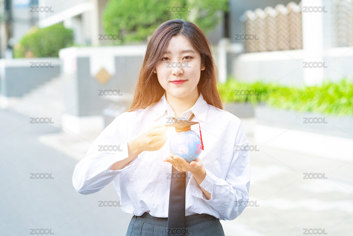 一個(gè)美女大學(xué)生手拿著地球儀和畢業(yè)帽俏皮可愛(ài)清純的微笑看鏡頭教育出國(guó)留學(xué)學(xué)習(xí)校園生活概念（主預(yù)覽-3820636） - 未分類 - 站酷設(shè)計(jì)師D123D4原創(chuàng)素材 - 站酷ZCOOL