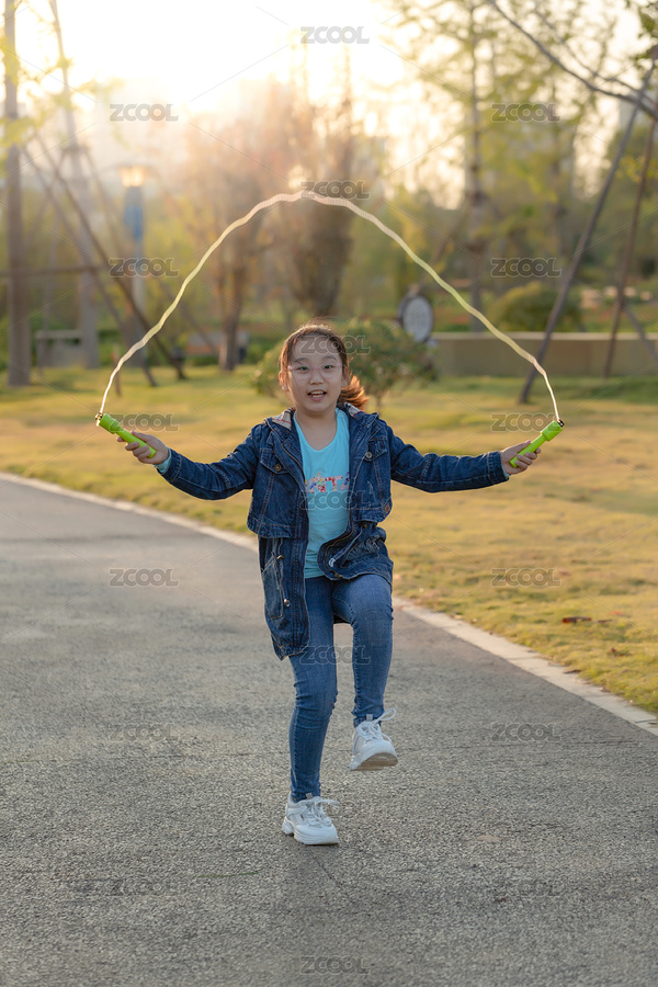 陽光下跳繩的小女孩（主預(yù)覽-840902） - 未分類 - 站酷設(shè)計師lilyhello原創(chuàng)素材 - 站酷ZCOOL