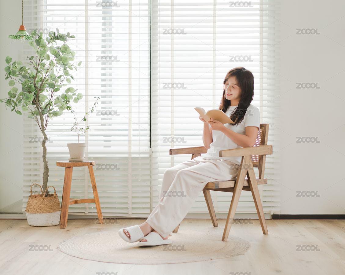 女生坐在百葉窗邊的椅子上看書（主預覽-1125091） - 未分類 - 站酷設計師橘貓Mia原創(chuàng)素材 - 站酷ZCOOL