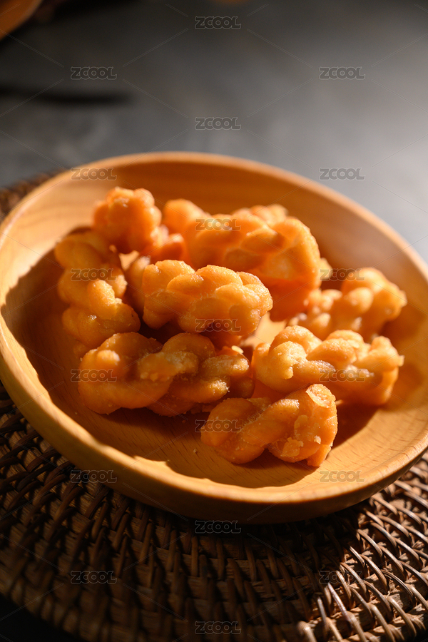 桌面上的盘子里的美味可口的糖麻花（主预览-12135926） - 未分类 - 站酷设计师我是小助理原创素材 - 站酷ZCOOL