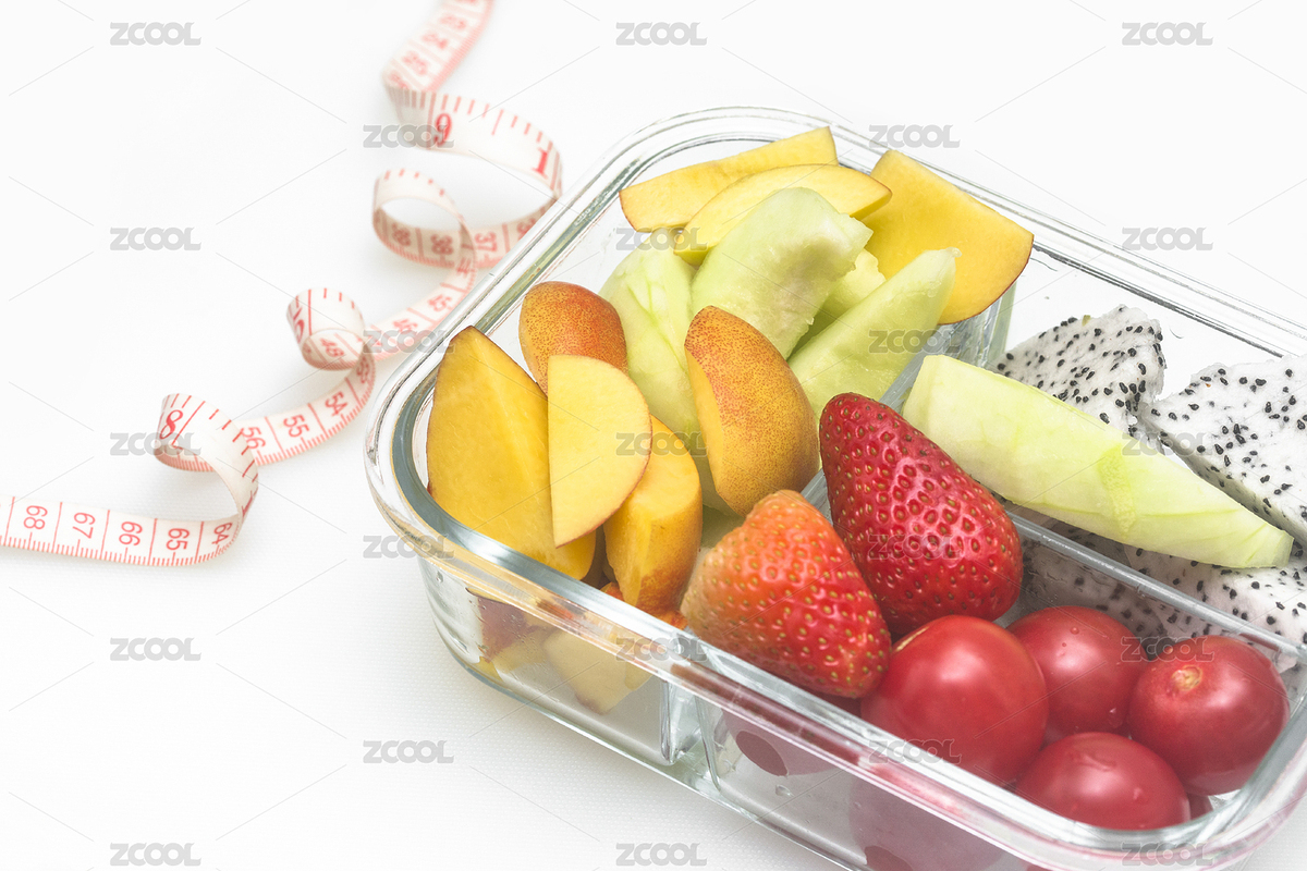 切好的各種水果組合由玻璃容器盛放，虛化的卷尺，放在白色背景上。（主預(yù)覽-1006787） - 未分類 - 站酷設(shè)計(jì)師hqrloveq原創(chuàng)素材 - 站酷ZCOOL