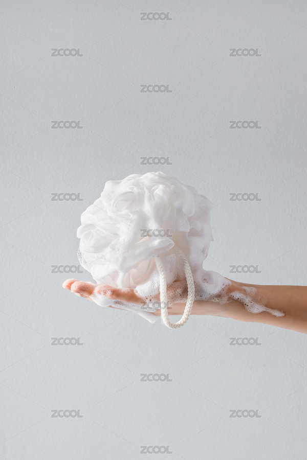 灰色背景下手持满是泡沫的白色沐浴球（主预览-8557285） - 未分类 - 站酷设计师zhane_luk原创素材 - 站酷ZCOOL
