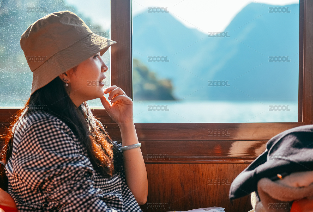 一位亞洲女性在廣西百色市渠洋湖的游船游玩（主預覽-12424219） - 未分類 - 站酷設計師sweetriver原創(chuàng)素材 - 站酷ZCOOL