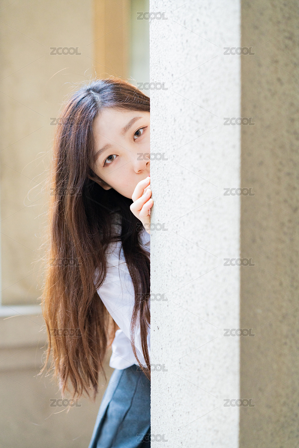 一個校園美女女大學(xué)生藏在校園的柱子后面玩著躲貓貓快樂開心的休閑活動（主預(yù)覽-4936348） - 未分類 - 站酷設(shè)計師D123D4原創(chuàng)素材 - 站酷ZCOOL