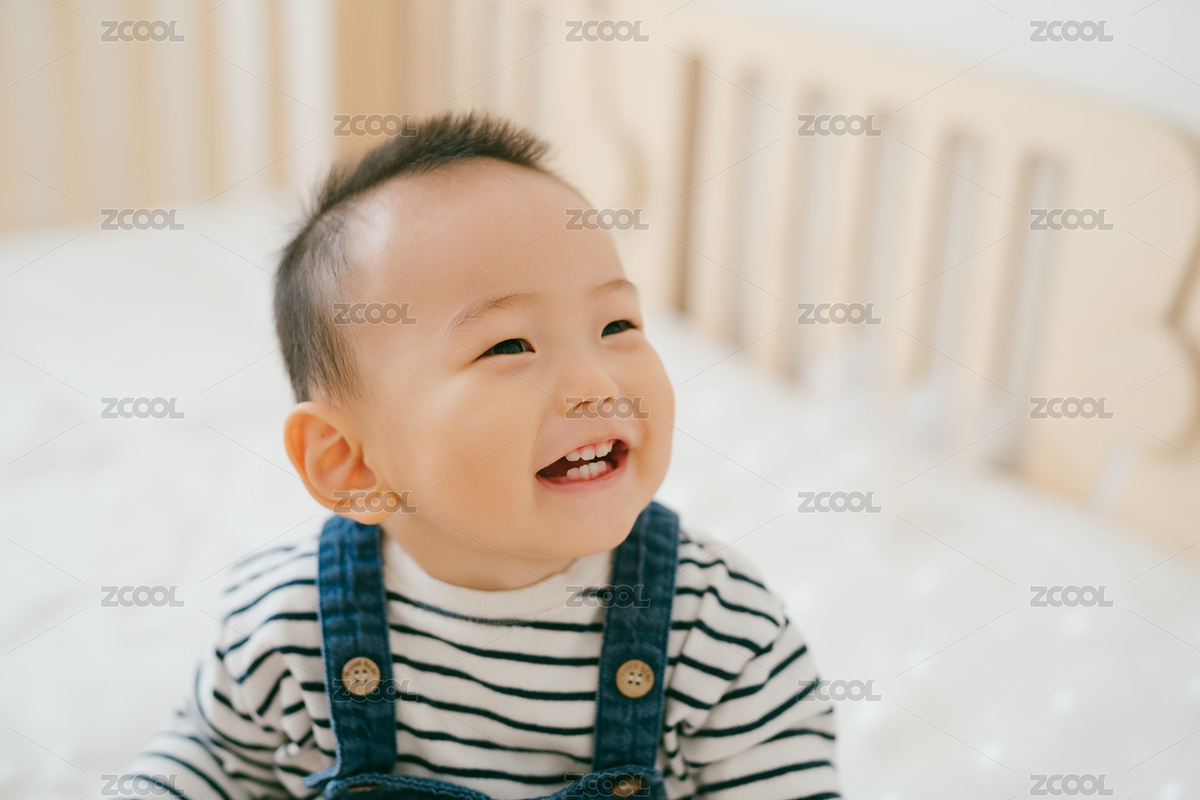 穿着条纹上衣牛仔背带裤的宝宝在开心的笑（主预览-908369） - 未分类 - 站酷设计师ZHANGPANGFU原创素材 - 站酷ZCOOL