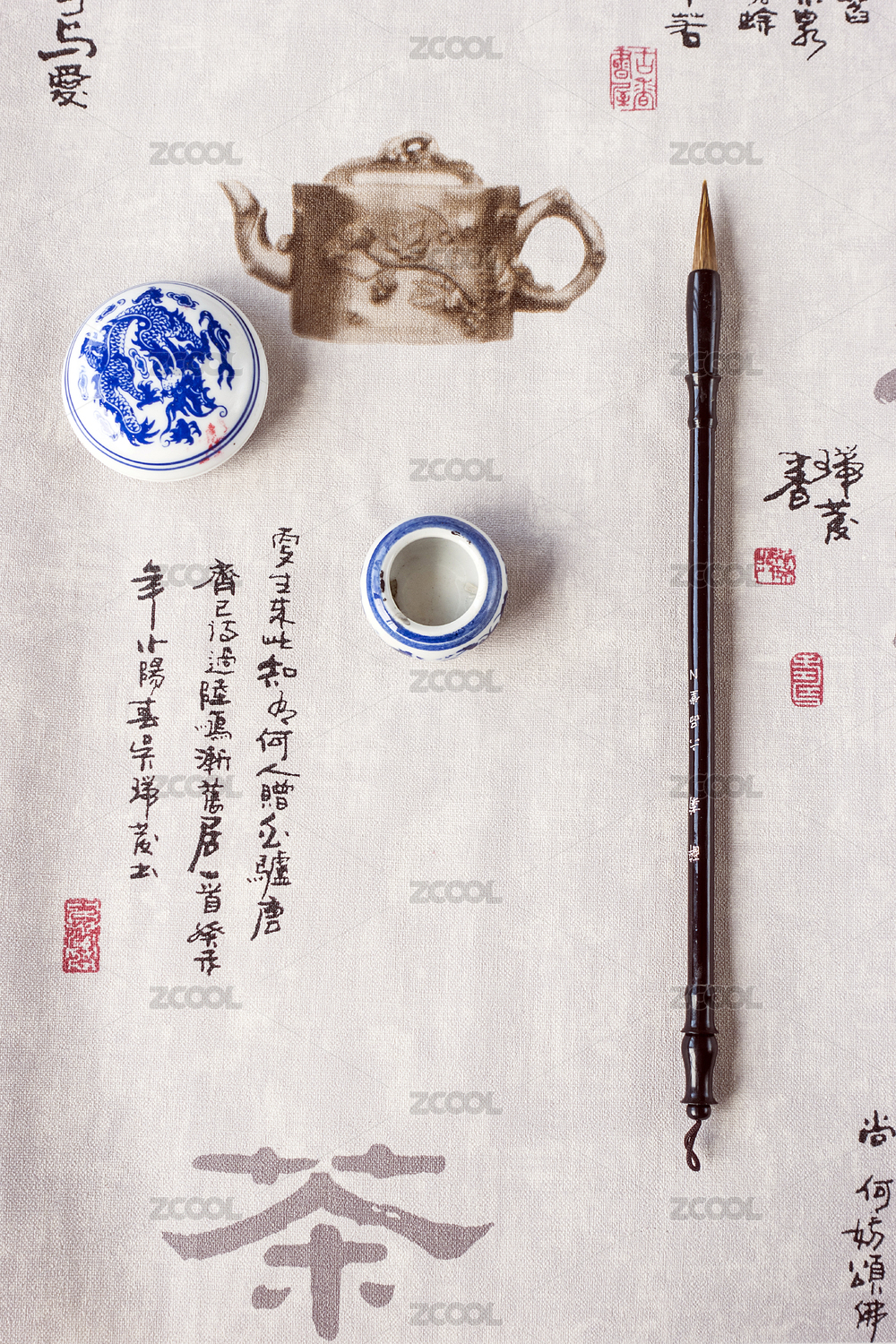 书法文章纸张上放着文房四宝和茶具
