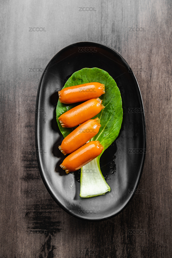 暗色桌面上的黑盤子里放著幾根烤脆皮腸（主預(yù)覽-7915397） - 未分類 - 站酷設(shè)計(jì)師濤麟攝影原創(chuàng)素材 - 站酷ZCOOL