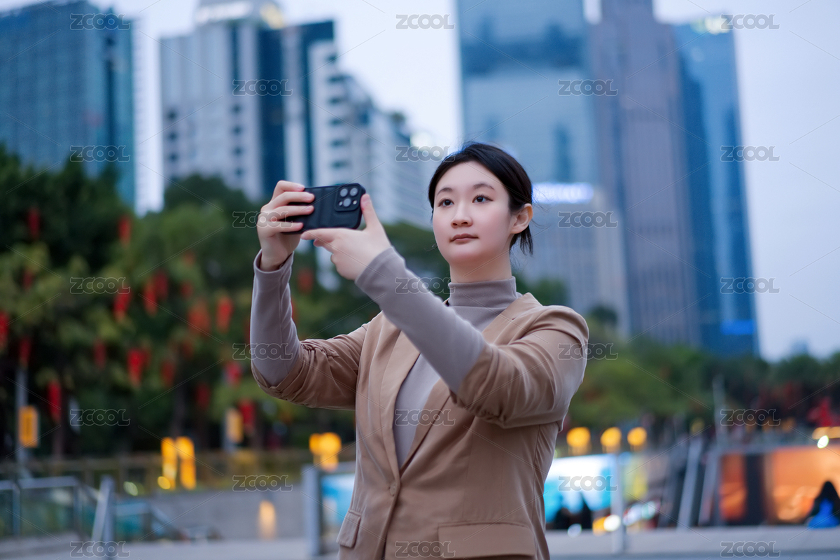 年轻女子在城市傍晚自拍（主预览-6285911） - 未分类 - 站酷设计师feichangbaoquan原创素材 - 站酷ZCOOL