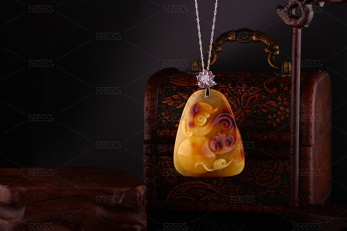 琥珀蜜蠟鑲嵌18K金項(xiàng)鏈吊墜雞油黃色中式復(fù)古佛家禪意的天然珠寶在深色背景中（主預(yù)覽-260346） - 未分類 - 站酷設(shè)計(jì)師兩人風(fēng)格原創(chuàng)素材 - 站酷ZCOOL