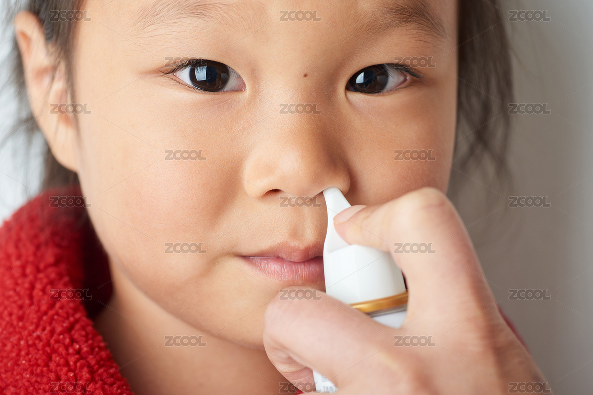 使用高滲鼻腔生理性海水洗鼻噴霧器的兒童（主預(yù)覽-980548） - 未分類 - 站酷設(shè)計(jì)師蔚藍(lán)的白日夢原創(chuàng)素材 - 站酷ZCOOL