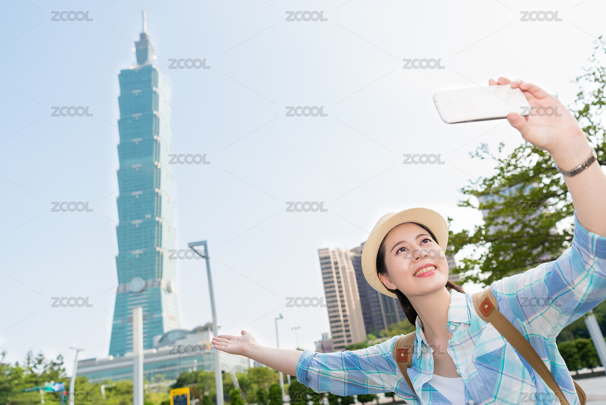 著名流行的年輕女性的摩登女郎分享她的生活方式和引進(jìn)臺北第一高樓給她的朋友和球迷。通過互聯(lián)網(wǎng)顯示世界各地展示臺北城市景觀的人。（主預(yù)覽-7541289） - 未分類 - 站酷設(shè)計師PRImageFactory原創(chuàng)素材 - 站酷ZCOOL