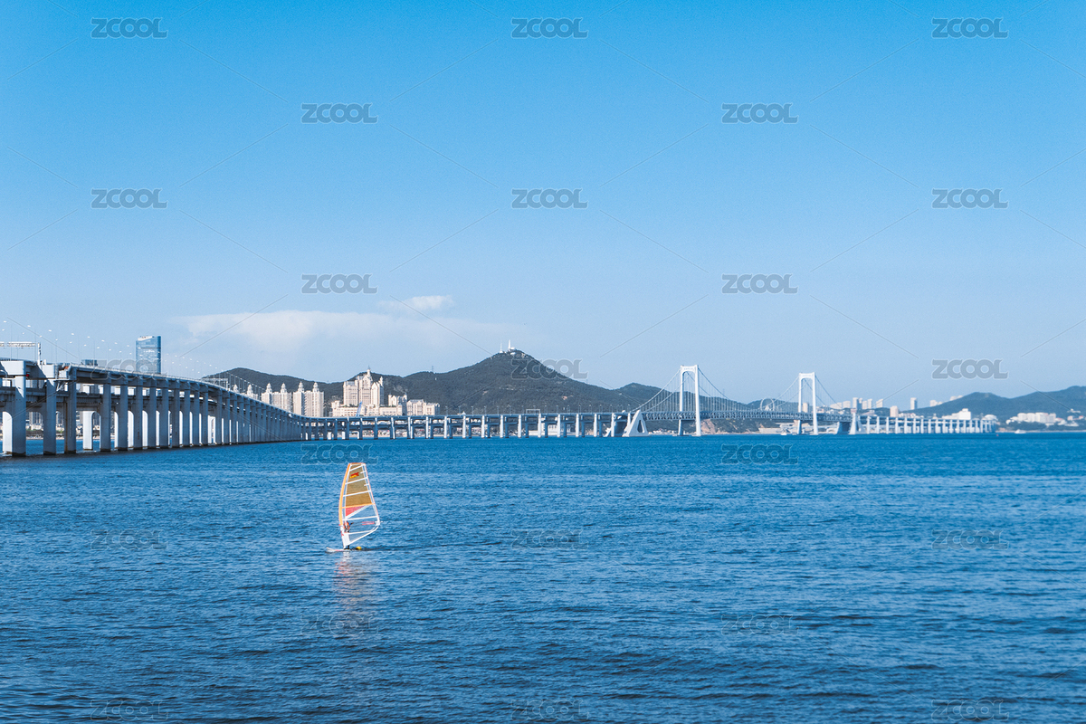 一個(gè)人在大連星海灣大橋下的海面上玩帆船（主預(yù)覽-11136258） - 未分類 - 站酷設(shè)計(jì)師GeminiHe0615原創(chuàng)素材 - 站酷ZCOOL