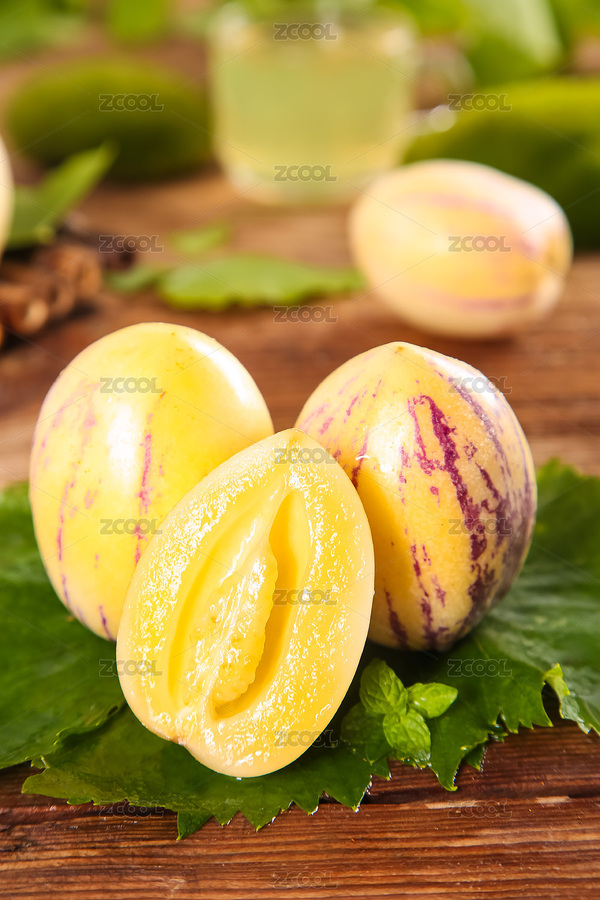 木底叶子上放着两个七彩人参果和半边人参果（主预览-7458395） - 未分类 - 站酷设计师PAOPAO摄影工作室原创素材 - 站酷ZCOOL