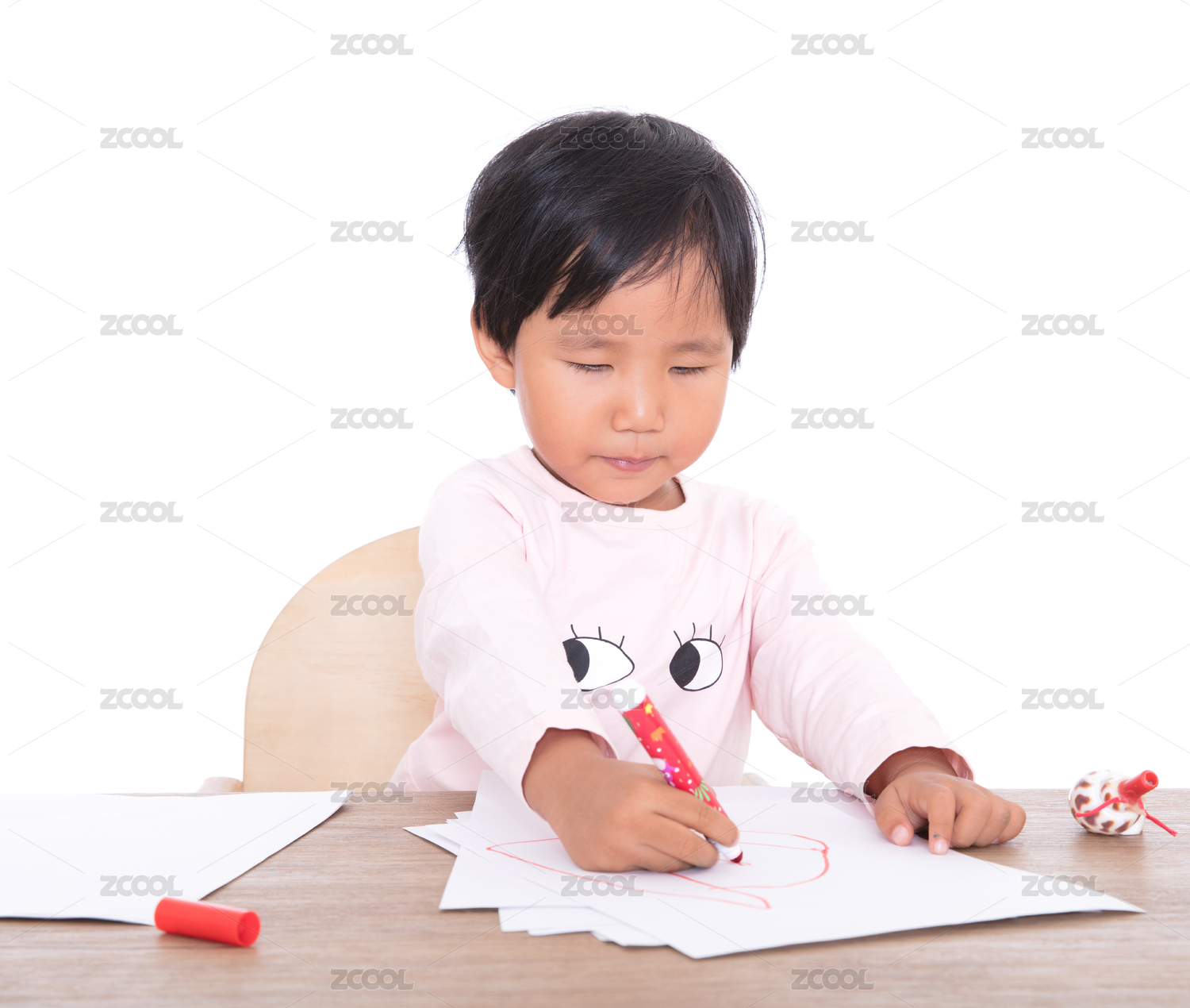 亚洲黄皮肤小姑娘在认真的练习绘画