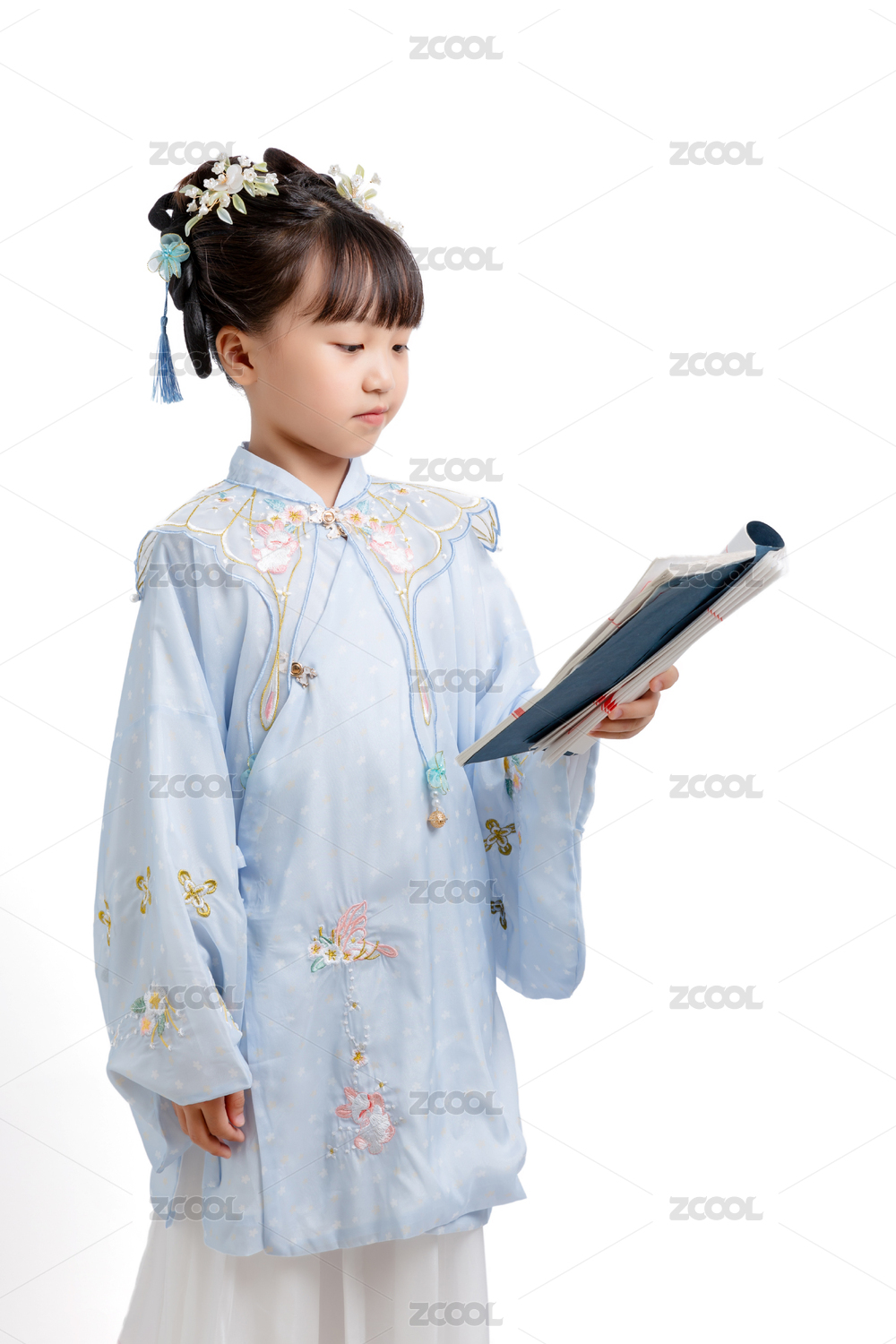 身穿明代服饰手拿古书的中国小女孩
