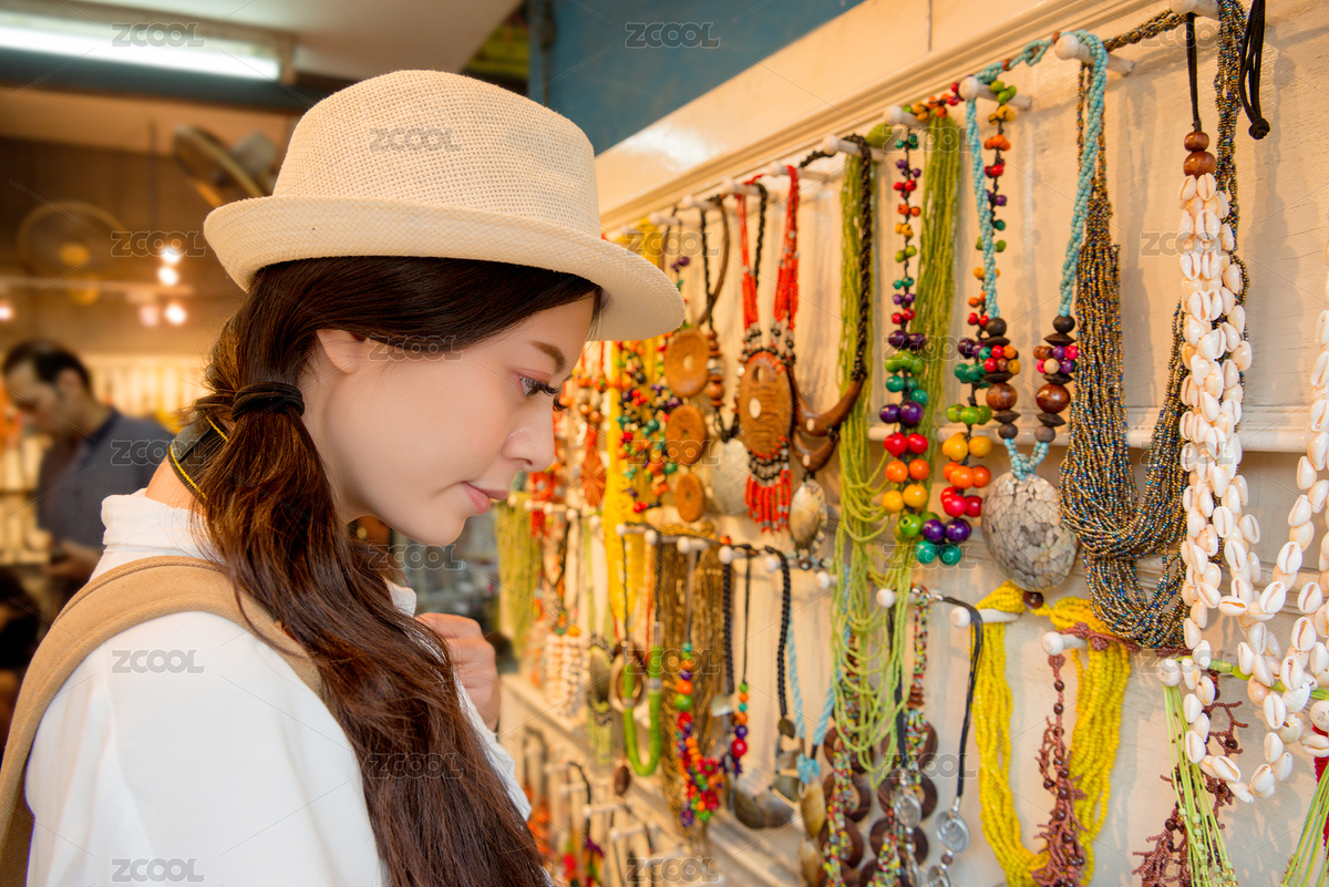 在傳統(tǒng)的珠寶飾品店中店美麗的女人在菲律賓宿務(wù)街頭流行市場的度假之旅選擇認真為自己合適的項鏈。（主預(yù)覽-5858220） - 未分類 - 站酷設(shè)計師PRImageFactory原創(chuàng)素材 - 站酷ZCOOL