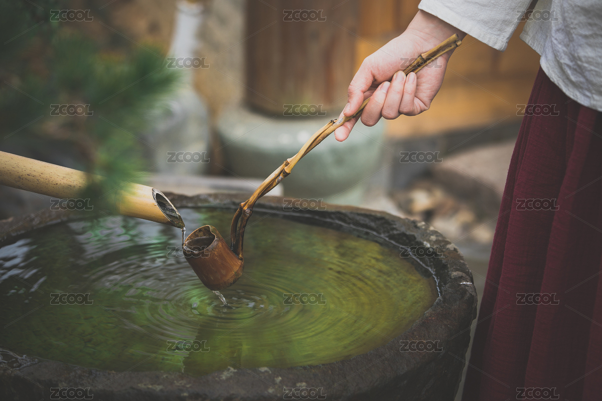 特寫傳統(tǒng)中國風(fēng)女性穿著漢服拿著水瓢在水缸旁（主預(yù)覽-4695990） - 未分類 - 站酷設(shè)計師KilitoChan原創(chuàng)素材 - 站酷ZCOOL