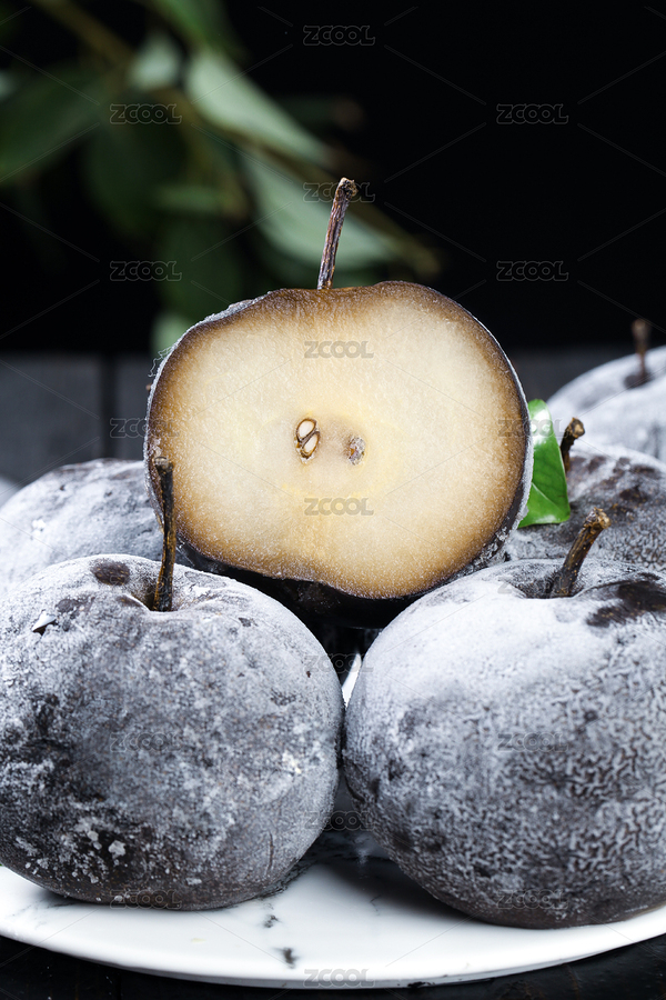 黑底上放著一盤東北凍梨和一個切面的凍梨（主預覽-1280952） - 未分類 - 站酷設計師PAOPAO攝影工作室原創(chuàng)素材 - 站酷ZCOOL