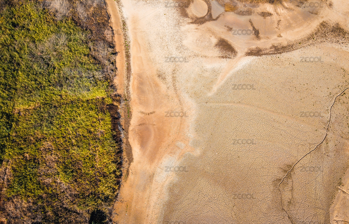 绿色树林与龟裂的土地航拍（主预览-7492778） - 未分类 - 站酷设计师熊飞飞原创素材 - 站酷ZCOOL