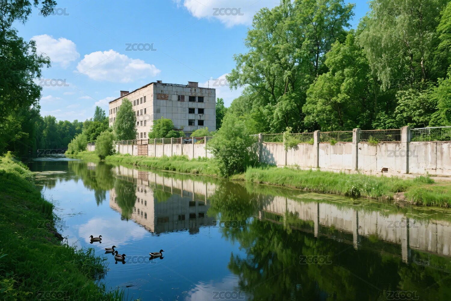河边建筑与自然风景图