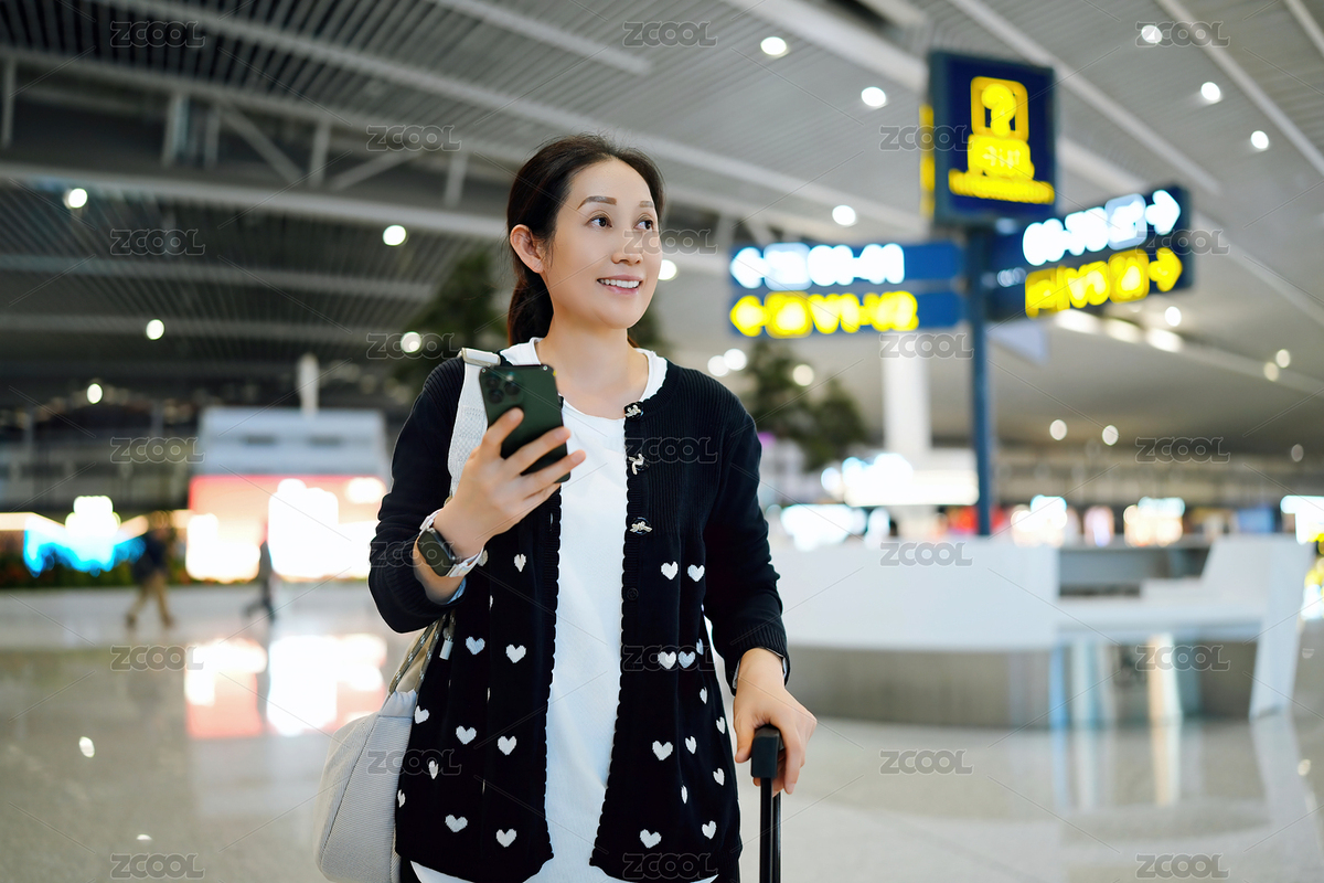 微笑的女人在機(jī)場(chǎng)檢查手機(jī)上的航班信息（主預(yù)覽-6914867） - 未分類 - 站酷設(shè)計(jì)師feichangbaoquan原創(chuàng)素材 - 站酷ZCOOL