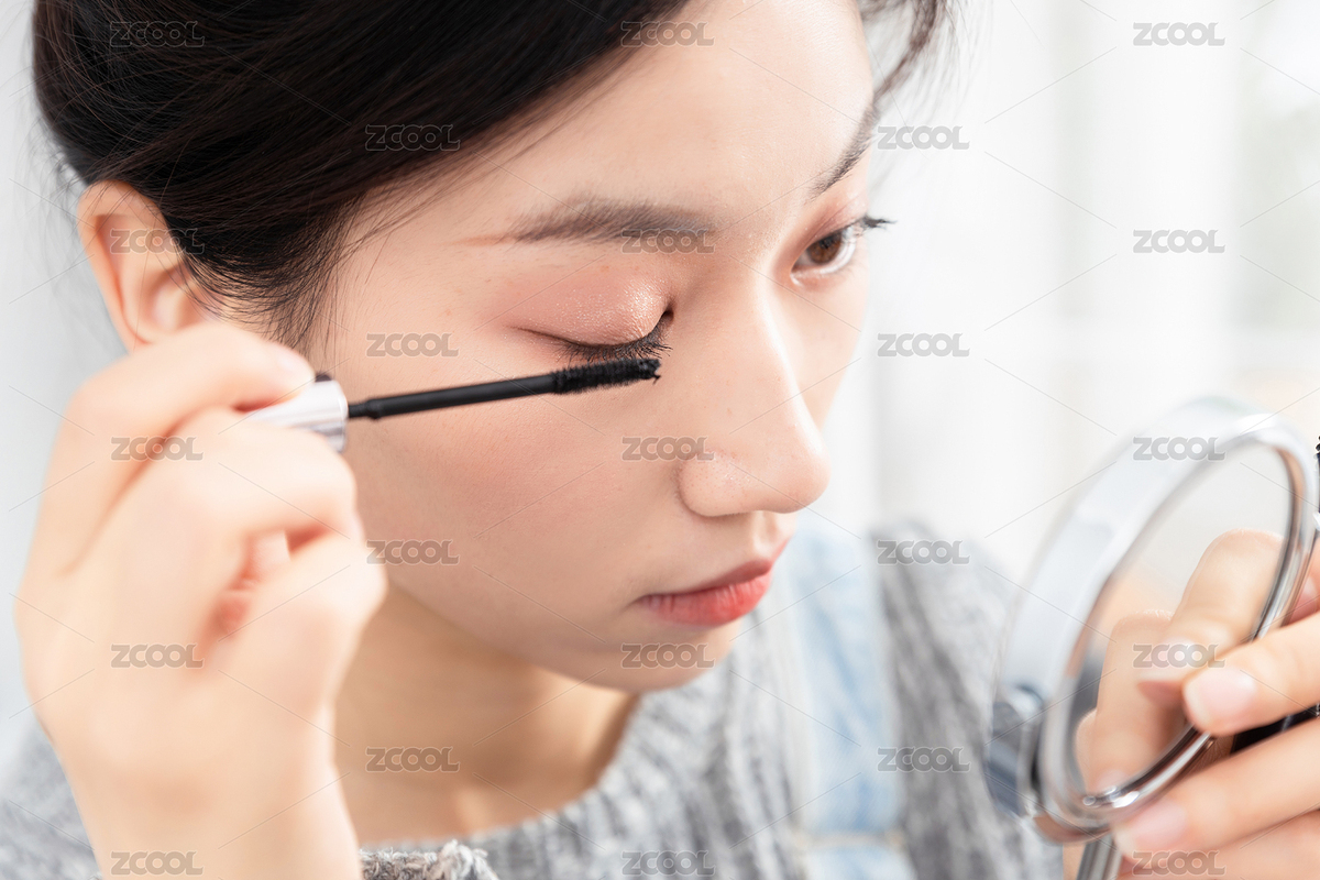 坐在沙發(fā)上,正在刷睫毛膏的亞洲女孩（主預(yù)覽-137832） - 未分類 - 站酷設(shè)計師龍?zhí)拙褪驱執(zhí)自瓌?chuàng)素材 - 站酷ZCOOL