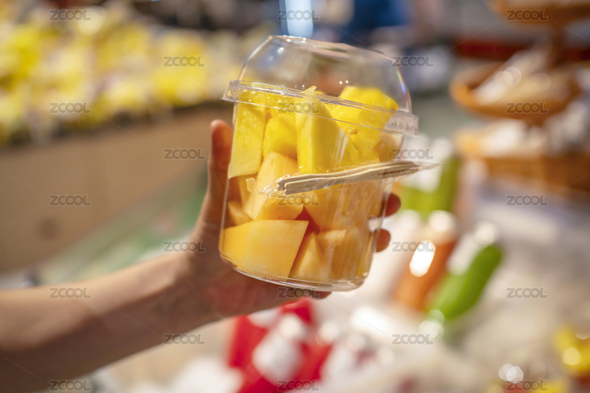 手拿著裝有切片水果的塑料盒（主預(yù)覽-11037989） - 未分類 - 站酷設(shè)計師feichangbaoquan原創(chuàng)素材 - 站酷ZCOOL