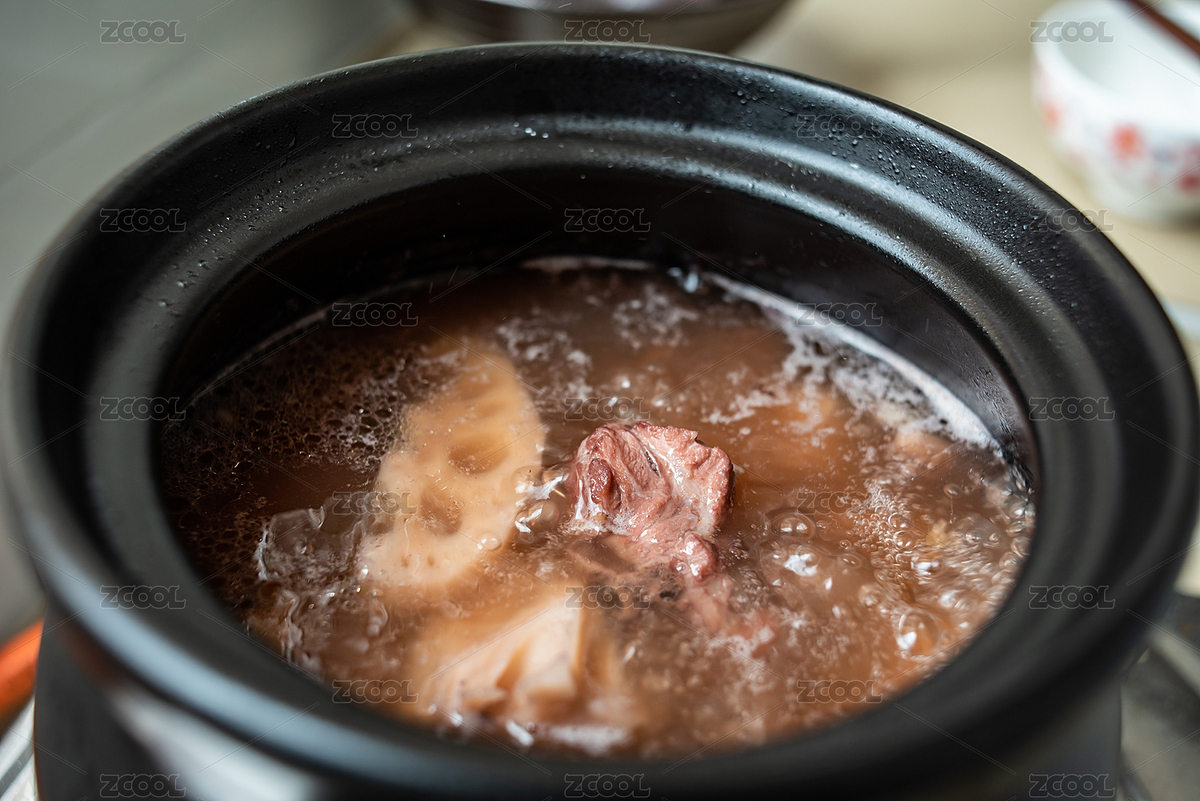 廚房灶上砂煲中翻滾的蓮藕花生骨頭湯（主預(yù)覽-7819823） - 未分類 - 站酷設(shè)計師風(fēng)暴麗麗原創(chuàng)素材 - 站酷ZCOOL