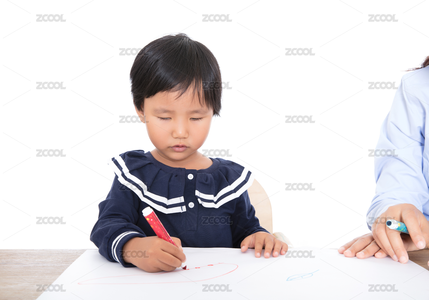 白背景前老师或孩子的妈妈在教孩子学习绘画