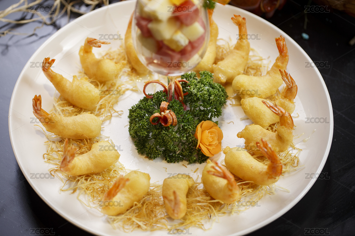 圓形白瓷盤裝的金絲水果大蝦（天婦羅炸蝦）（主預(yù)覽-1042382） - 未分類 - 站酷設(shè)計(jì)師藍(lán)太陽TNT原創(chuàng)素材 - 站酷ZCOOL