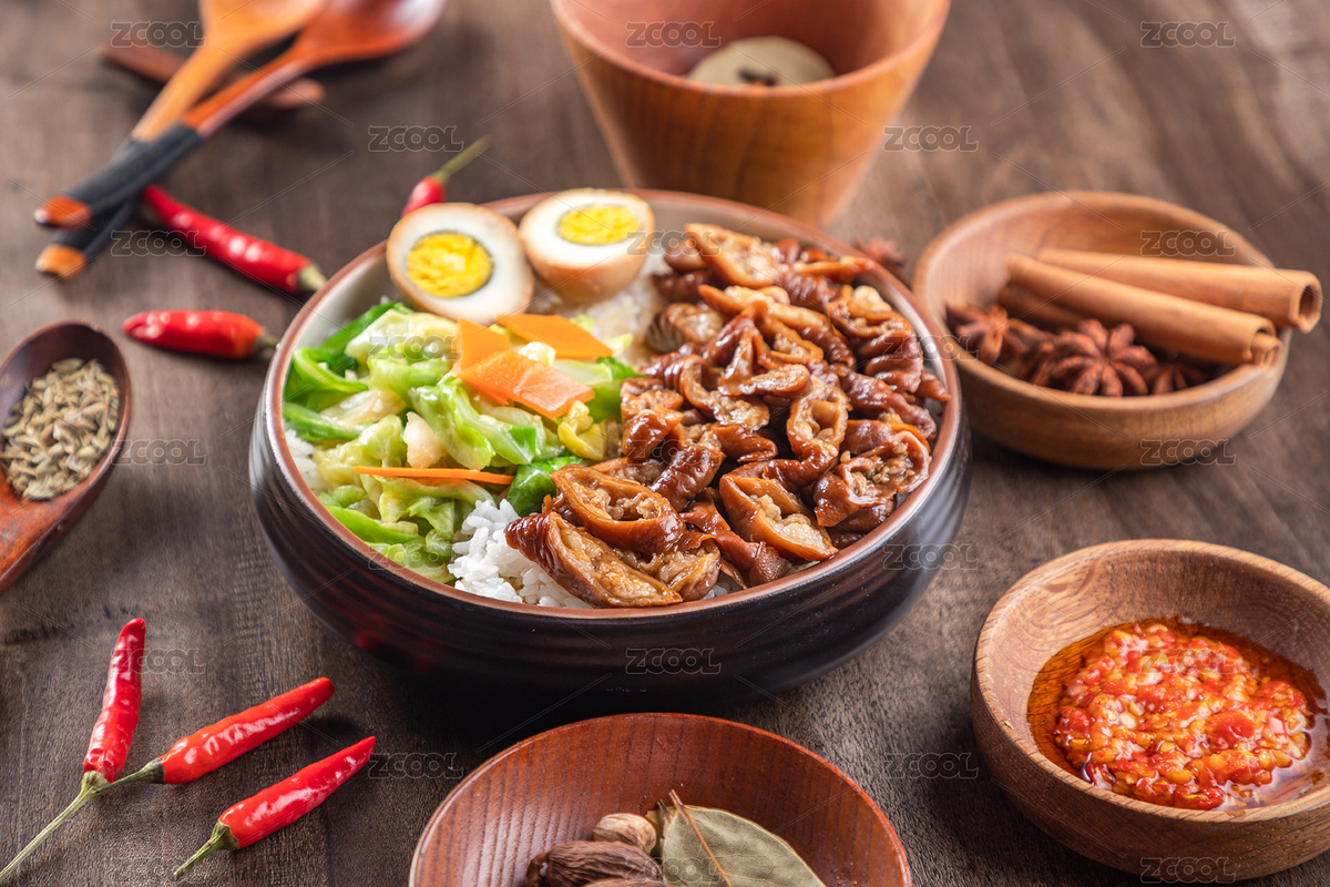 棕色木紋桌上放著一碗肥腸蓋飯（主預(yù)覽-8418438） - 未分類 - 站酷設(shè)計師濤麟攝影原創(chuàng)素材 - 站酷ZCOOL