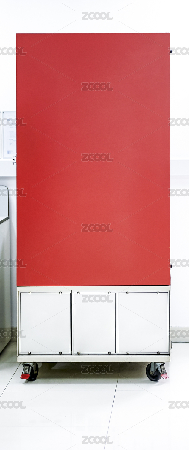 一个红色冷藏冰柜