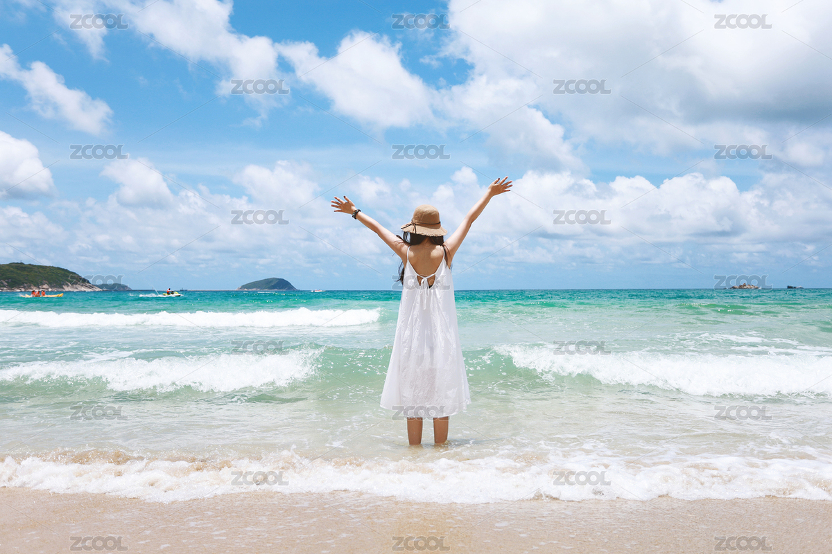 陽光明媚的沙灘上，帶草帽穿白裙子的女孩擁（主預(yù)覽-6490825） - 未分類 - 站酷設(shè)計(jì)師嗯大超原創(chuàng)素材 - 站酷ZCOOL