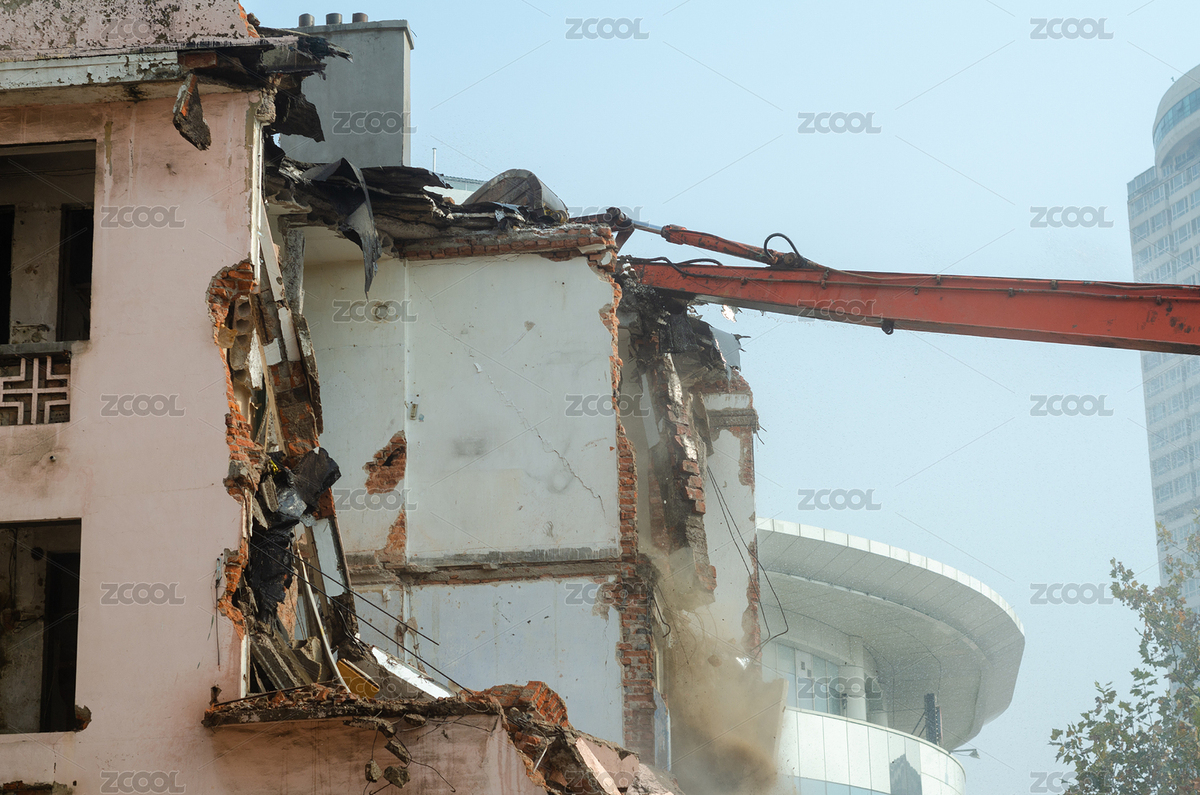 挖掘機(jī)的挖斗正在對(duì)老樓進(jìn)行拆除，塵土飛揚(yáng)（主預(yù)覽-7106460） - 未分類 - 站酷設(shè)計(jì)師云海路漫漫原創(chuàng)素材 - 站酷ZCOOL