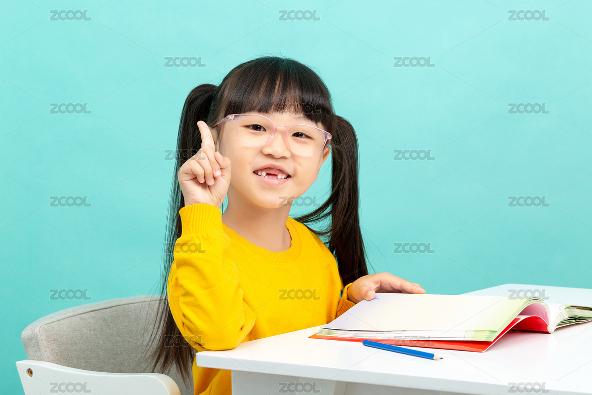 在学习桌前看书学习戴眼镜的亚洲小学生（主预览-7522926） - 未分类 - 站酷设计师lilyhello原创素材 - 站酷ZCOOL