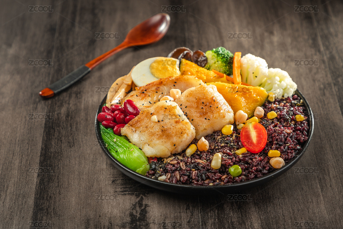 暗色木紋桌面上放著一盤煎龍利魚蔬菜黑米飯簡(jiǎn)餐（主預(yù)覽-6793084） - 未分類 - 站酷設(shè)計(jì)師濤麟攝影原創(chuàng)素材 - 站酷ZCOOL