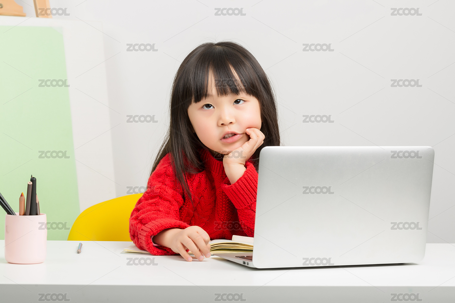 在家上网络培训课时小女孩无聊的表情