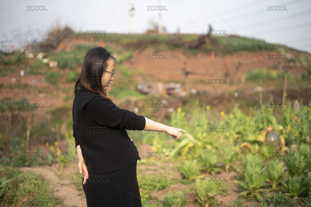 春天在鄉(xiāng)村里的中國懷孕女性（主預(yù)覽-8582159） - 未分類 - 站酷設(shè)計(jì)師汪流全原創(chuàng)素材 - 站酷ZCOOL