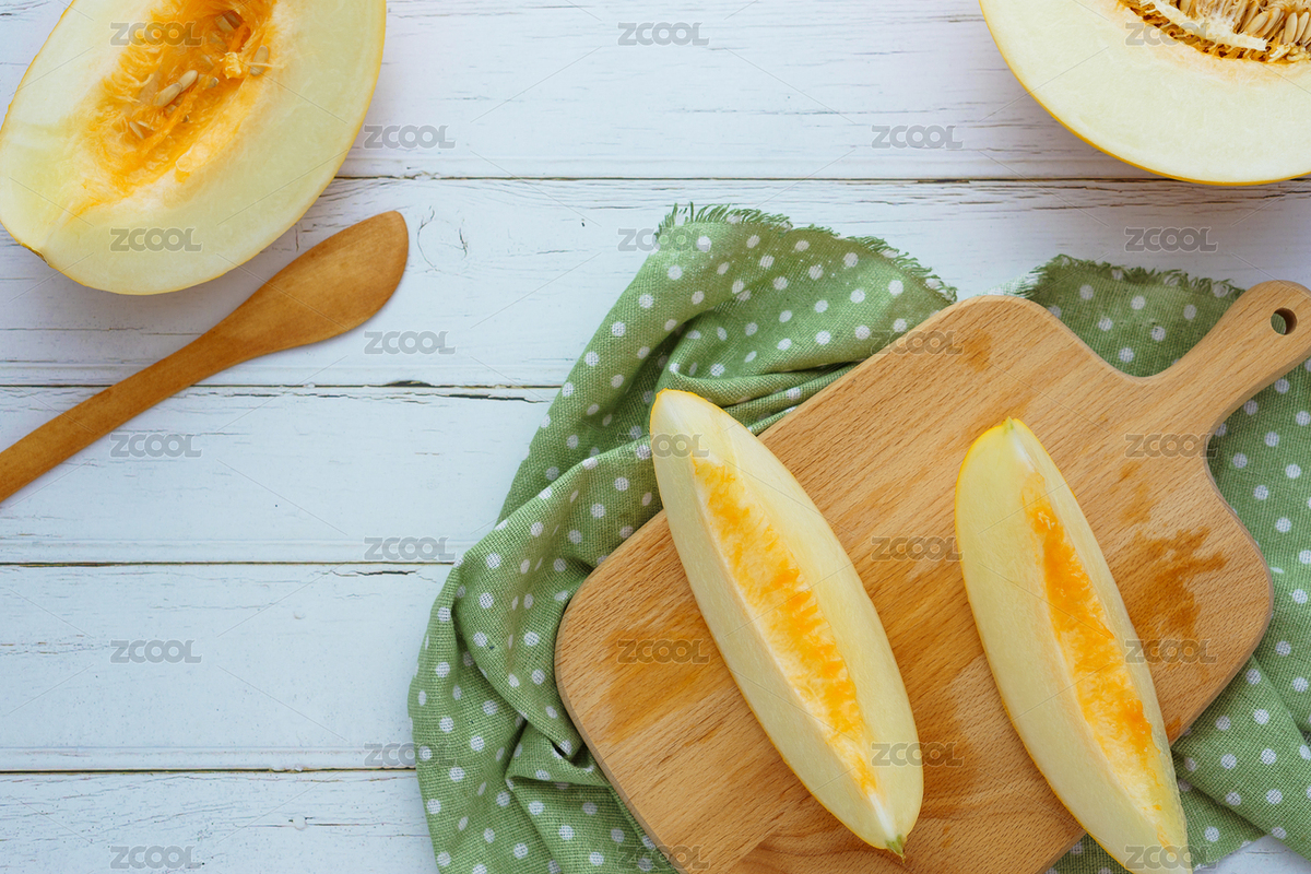 放在木砧板上和散落周圍的被切開的中國陜西夏季黃金甜瓜（主預覽-6725394） - 未分類 - 站酷設(shè)計師樂樂的樂食原創(chuàng)素材 - 站酷ZCOOL