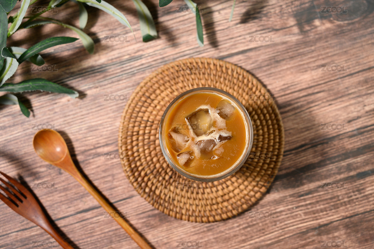 桌面上的杯子里的美味而開口的生椰拿鐵（主預(yù)覽-9024295） - 未分類 - 站酷設(shè)計師我是小助理原創(chuàng)素材 - 站酷ZCOOL