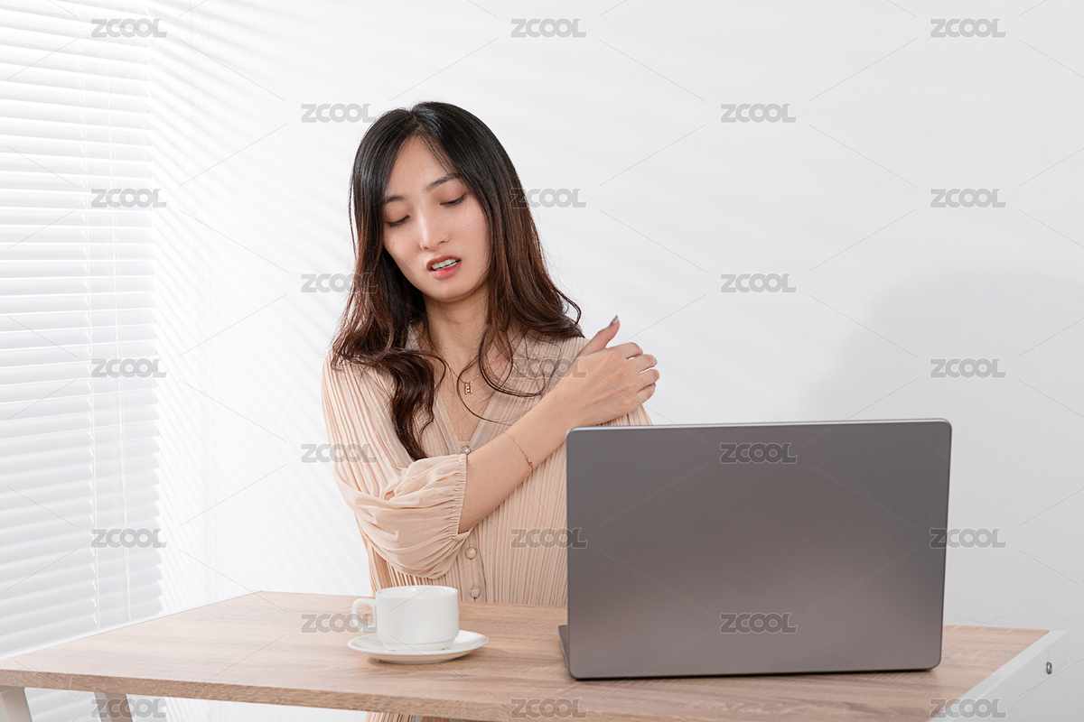 百葉窗旁在電腦前非常勞累的美女（主預(yù)覽-1148520） - 未分類 - 站酷設(shè)計(jì)師正經(jīng)民工原創(chuàng)素材 - 站酷ZCOOL