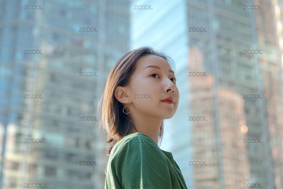 充满自信的亚裔女人站在高楼大厦前面带微笑（主预览-4957473） - 未分类 - 站酷设计师juntone77原创素材 - 站酷ZCOOL