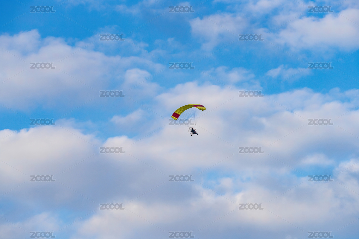 三亞藍(lán)天白云背影下的滑翔翼飛行（主預(yù)覽-8208509） - 未分類 - 站酷設(shè)計師linenyong原創(chuàng)素材 - 站酷ZCOOL