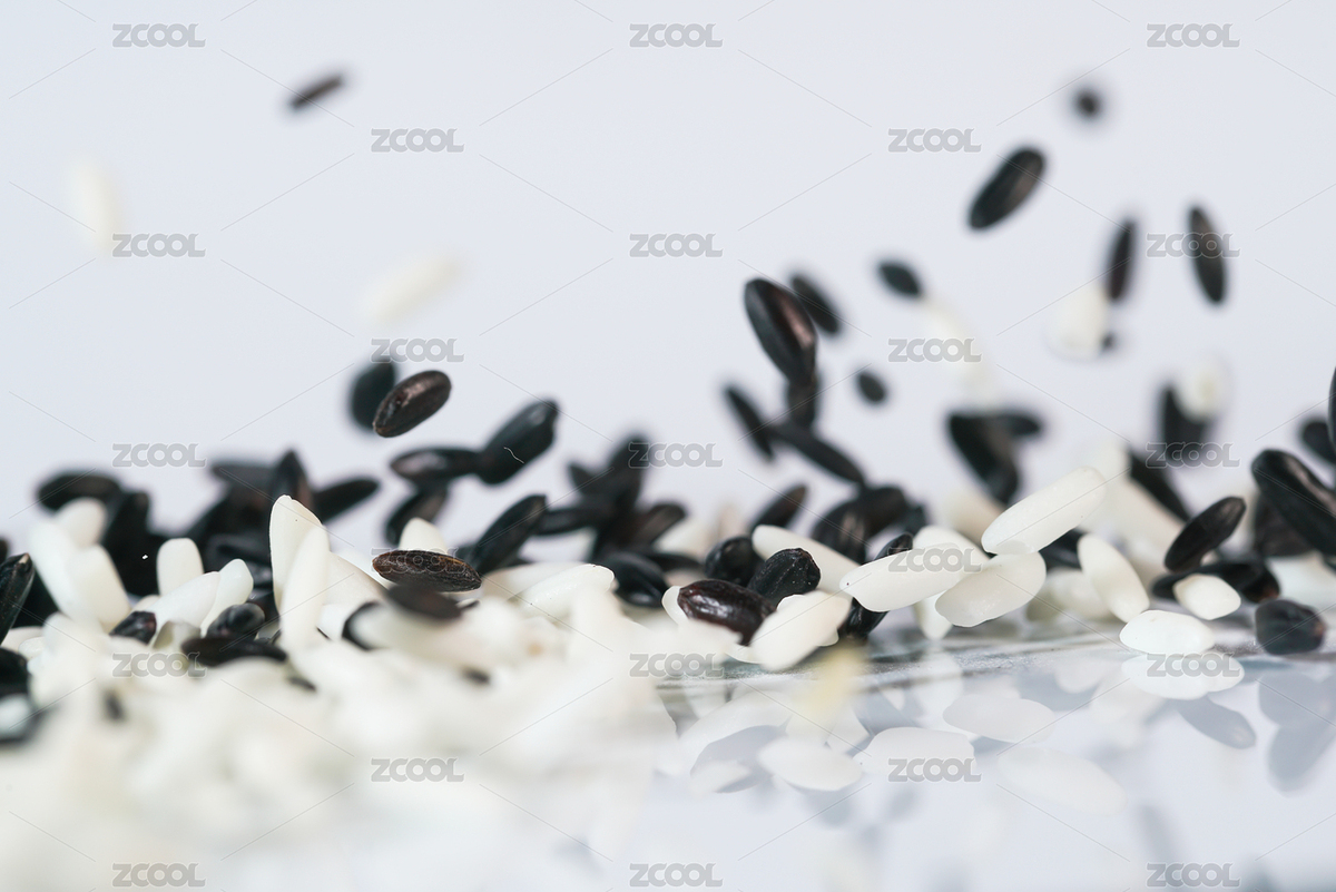 黑米和白米掉落白色背景瞬間高速抓拍（主預(yù)覽-6903870） - 未分類 - 站酷設(shè)計(jì)師QFStudio原創(chuàng)素材 - 站酷ZCOOL