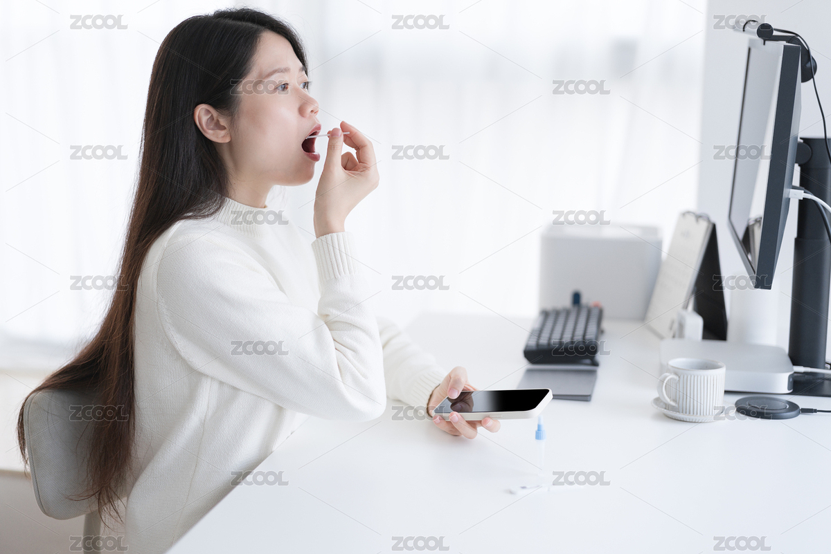 穿白色毛衣的女人張開嘴巴在做抗原檢測（主預(yù)覽-5052687） - 未分類 - 站酷設(shè)計(jì)師橘貓Mia原創(chuàng)素材 - 站酷ZCOOL